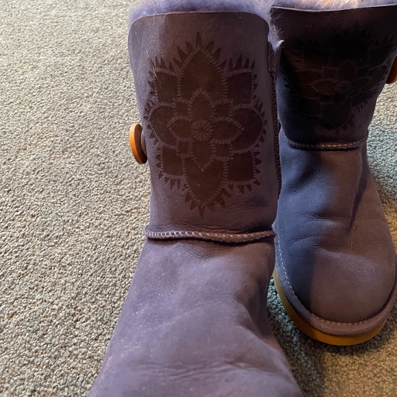 Ugg Bailey Button size 7. Navy with mandala on the front - Picture 4 of 6